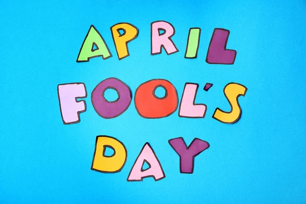Frase "Dia do tolo de abril" no fundo de cor — Fotografia de Stock