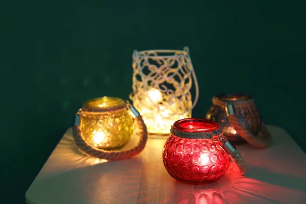 Queimar velas em suportes de vidro na mesa — Fotografia de Stock