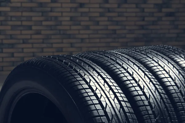Neumáticos del coche sobre fondo borroso —  Fotos de Stock