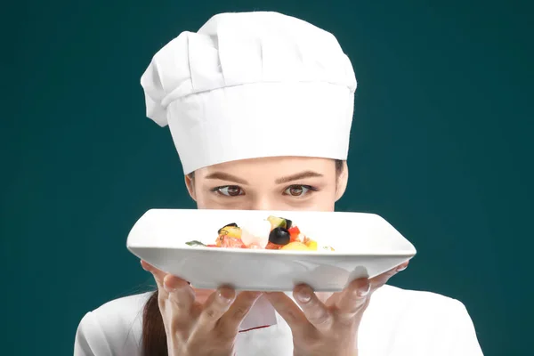 Hermosa placa de chef femenina con plato en el fondo de color —  Fotos de Stock