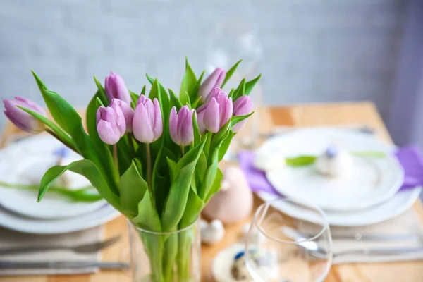 Bukett med tulpaner för påsk-dukning — Stockfoto