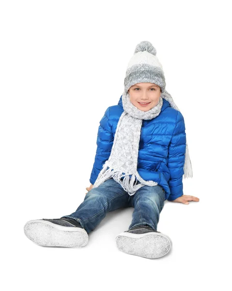 Lindo niño con ropa de abrigo sobre fondo blanco. Listo para vacaciones de invierno —  Fotos de Stock