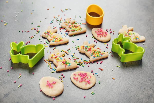 Massa Crua Com Polvilhas Coelhinhos Cortadores Biscoitos Forma Ovo Sobre — Fotografia de Stock