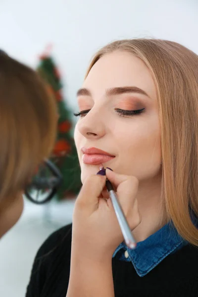 Artista de visagem profissional aplicando maquiagem no rosto da mulher nos bastidores — Fotografia de Stock