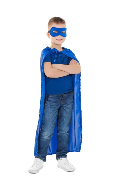 Süper kahraman kostümü beyaz arka plan üzerinde şirin çocuk — Stok fotoğraf