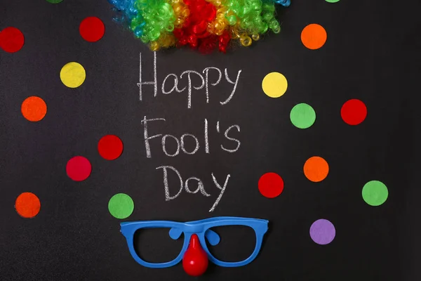 有趣的眼镜 彩虹假发和短语快乐的傻瓜一天在黑板上 4月1日庆典 — 图库照片