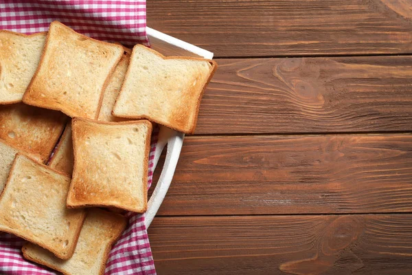 Smaczny Chleb Tostowy Zasobniku Drewnianym Stole — Zdjęcie stockowe