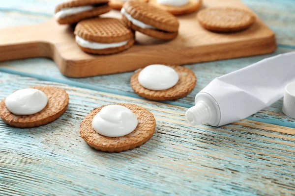 Kekse Mit Zahnpasta Auf Dem Tisch Aprilscherz Essen — Stockfoto
