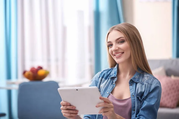 Mujer joven con Tablet PC en el interior —  Fotos de Stock