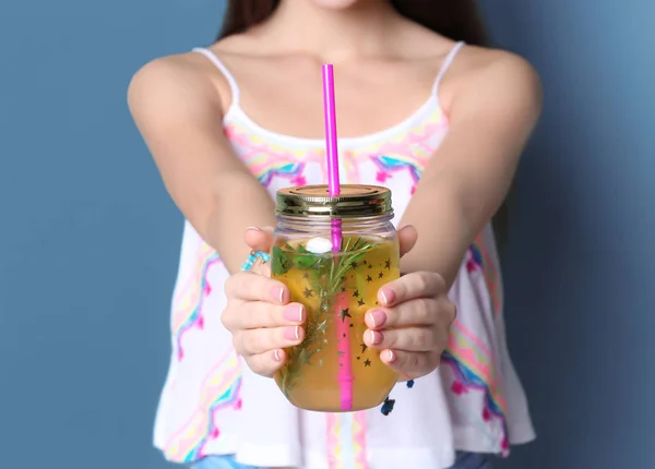 Junge Frau Mit Schmackhafter Erfrischender Limonade Auf Farbigem Hintergrund — Stockfoto