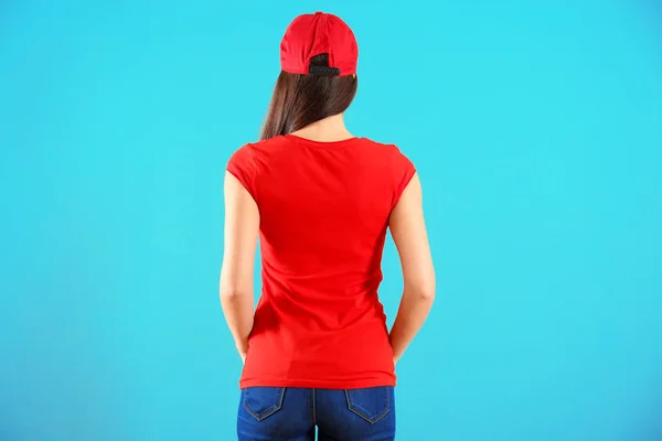 Hermosa mujer joven en camiseta roja sobre fondo de color. Burla para el diseño — Foto de Stock