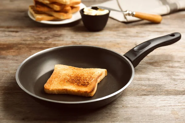 Penggorengan panci dengan roti panggang di atas meja — Stok Foto