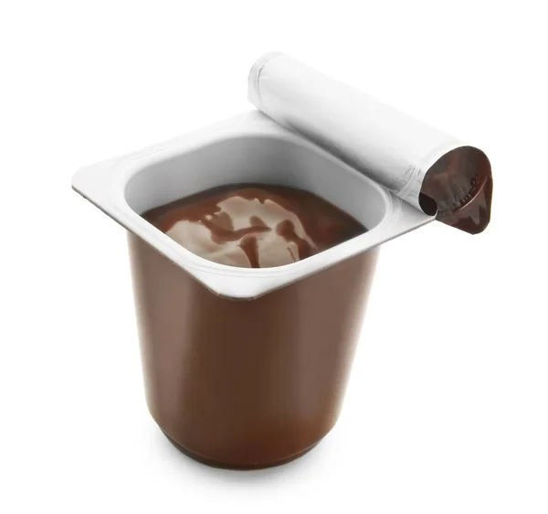 Beyaz zemin üzerine çikolatalı Yoğurtlu plastik bardak — Stok fotoğraf