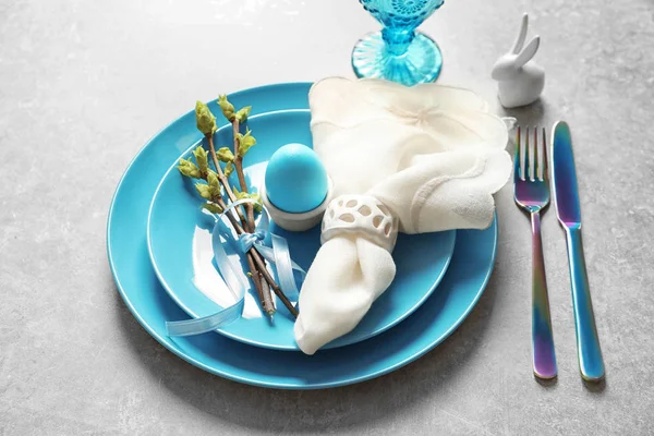 灰色の背景に塗られた卵を美しいお祭りイースター テーブルの設定 — ストック写真