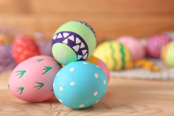 Huevos de Pascua decorados sobre mesa de madera, primer plano —  Fotos de Stock