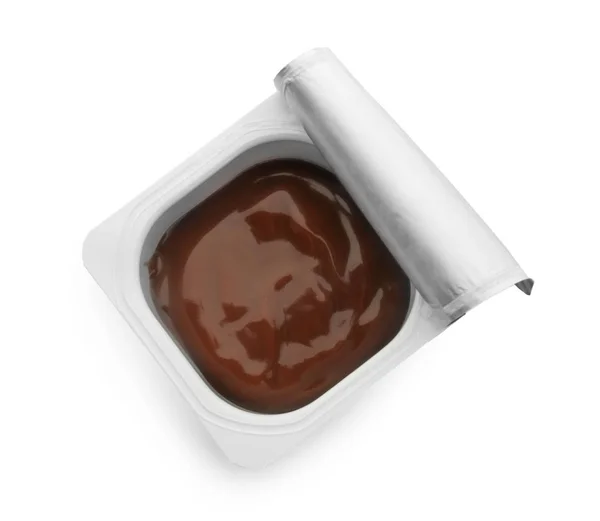 Tazza di plastica con yogurt al cioccolato su sfondo bianco — Foto Stock