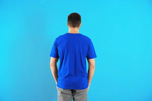 Hombre joven en elegante camiseta sobre fondo de color. Burla para el diseño — Foto de Stock