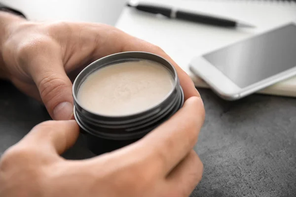 Mannen med burk av lera för hår, närbild — Stockfoto