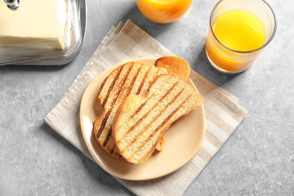 Placa Con Sabroso Pan Tostado Mesa — Foto de Stock