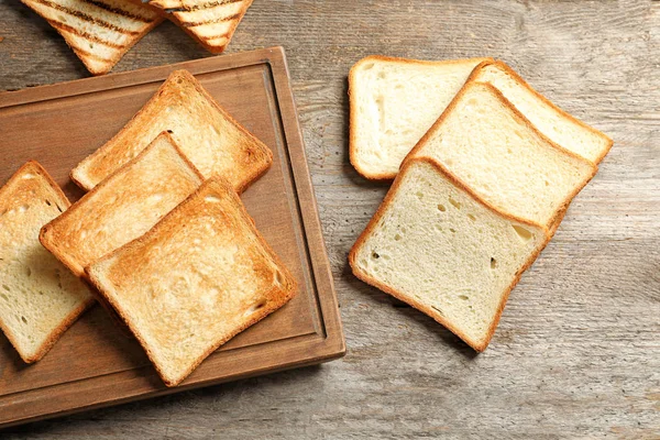 Plateau Bois Avec Pain Grillé Savoureux Sur Table — Photo