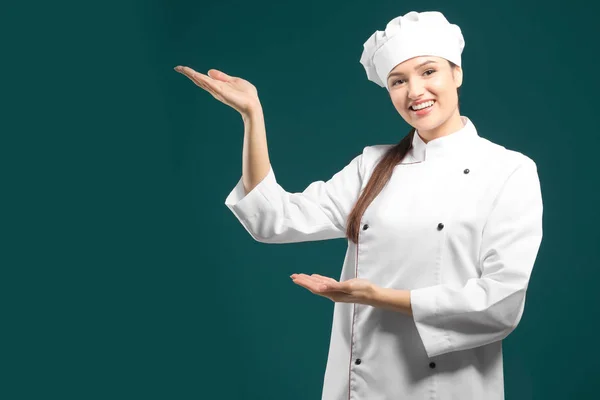 Hermosa chef femenina sobre fondo de color — Foto de Stock