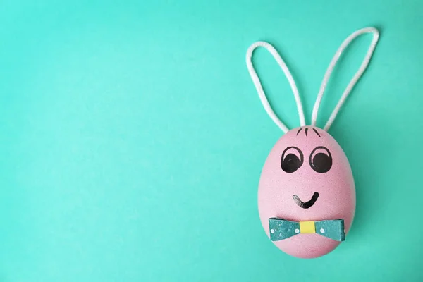 Huevo Pascua Decorado Con Orejas Conejo Sobre Fondo Color —  Fotos de Stock