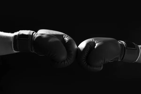 Confrontation Des Combattants Avec Des Gants Boxe Sur Fond Noir — Photo