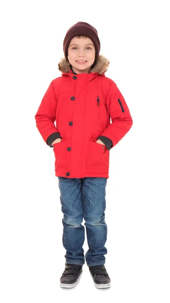 Lindo niño con ropa de abrigo sobre fondo blanco. Listo para vacaciones de invierno — Foto de Stock