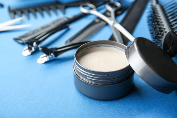 Strumenti professionali del parrucchiere e argilla per capelli su sfondo colore — Foto Stock