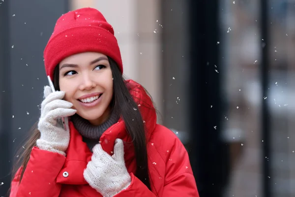 Piękna młoda kobieta rozmowy na telefon komórkowy na zewnątrz na zimowe wieczory — Zdjęcie stockowe
