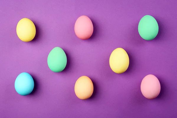 Oeufs de Pâques teints sur fond de couleur — Photo