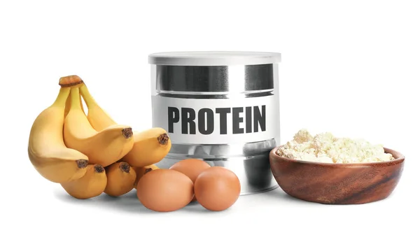 Proteinrik mat och pulver på vit bakgrund — Stockfoto