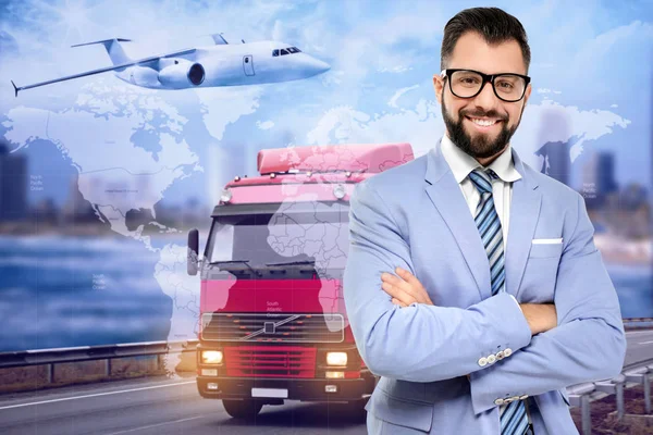 Conceito logístico. Empresário e caminhão com avião em segundo plano — Fotografia de Stock