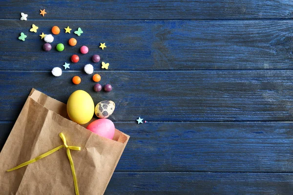 Papier Pakket Met Pasen Eieren Snoepjes Versieringen Houten Achtergrond — Stockfoto