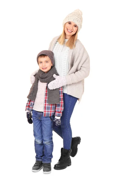 Lindo niño con madre en ropa de abrigo sobre fondo blanco. Listo para vacaciones de invierno —  Fotos de Stock