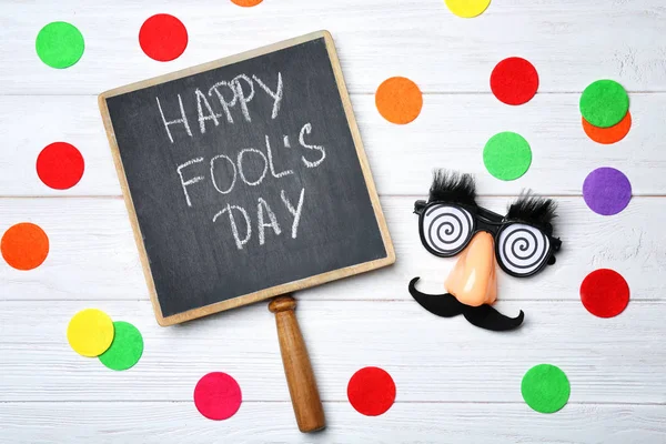 有趣的眼镜和黑板与短语快乐的傻瓜一天在木制背景 4月1日庆典 — 图库照片