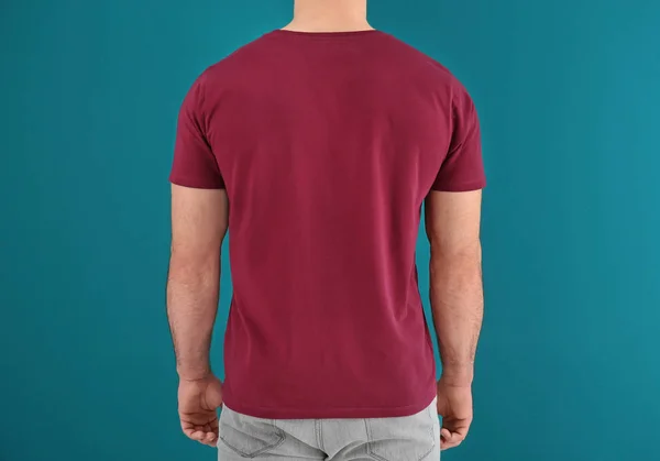 Beau jeune homme en t-shirt élégant sur fond de couleur. Maquette pour le design — Photo