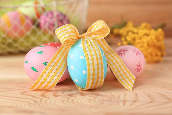 Oeufs de Pâques décorés sur table en bois, gros plan — Photo