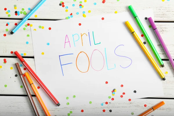April Fools Ifade Ahşap Arka Plan Üzerinde Renkli Işaretleri Ile — Stok fotoğraf