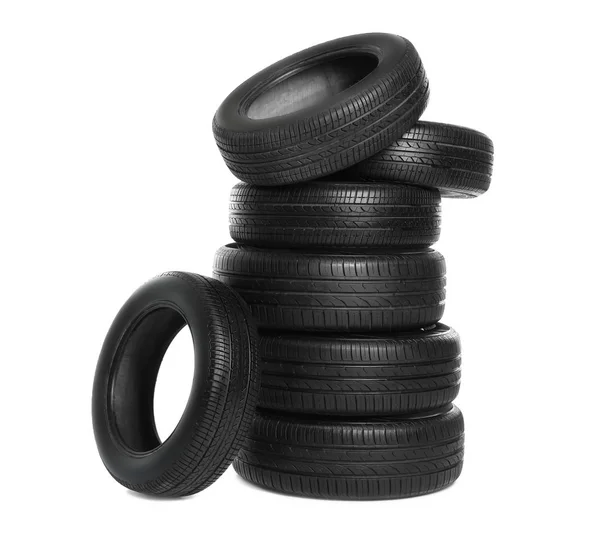 Neumáticos de coche sobre fondo blanco — Foto de Stock