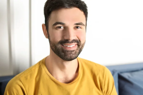 Hombre barbudo joven en ropa casual en el interior — Foto de Stock