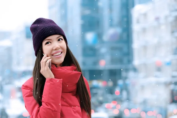 Belle jeune femme parlant sur téléphone mobile à l'extérieur le jour de l'hiver — Photo