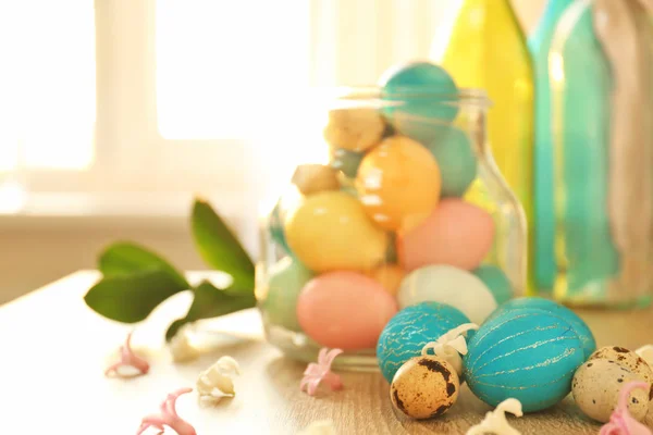 Oeufs de Pâques colorés sur la table — Photo