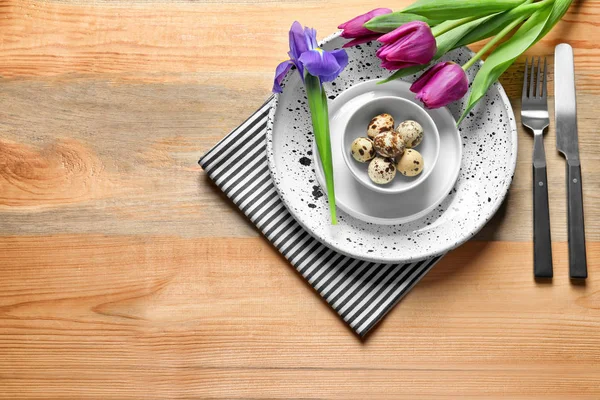 Bellissimo Tavolo Pasqua Festivo Con Uova Quaglia Fiori Sfondo Legno — Foto Stock