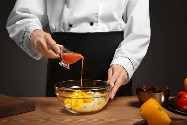 Köchin Würzt Salat Tisch Mit Sauce Nahaufnahme — Stockfoto