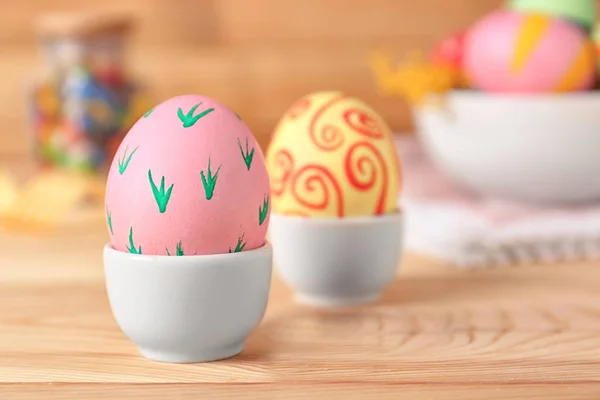 Oeufs de Pâques décorés sur table en bois, gros plan — Photo