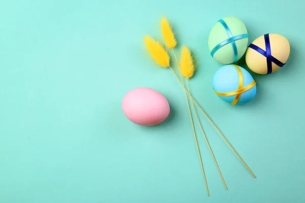 Oeufs de Pâques décorés sur fond de couleur — Photo