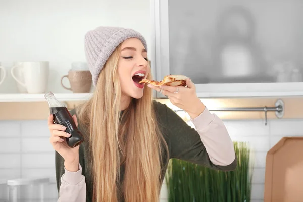 Atractiva chica hipster con sabrosa pizza y botella de cola en el interior —  Fotos de Stock