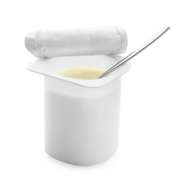 Plastmugg med yoghurt på vit bakgrund — Stockfoto