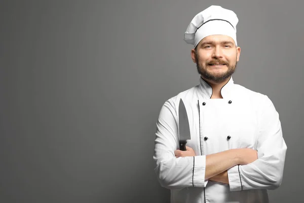 灰色背景的英俊的男厨师 — 图库照片